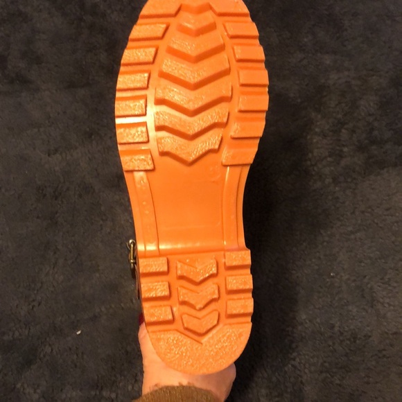 Burberry rain boots in size 8. - Picture 3 of 6